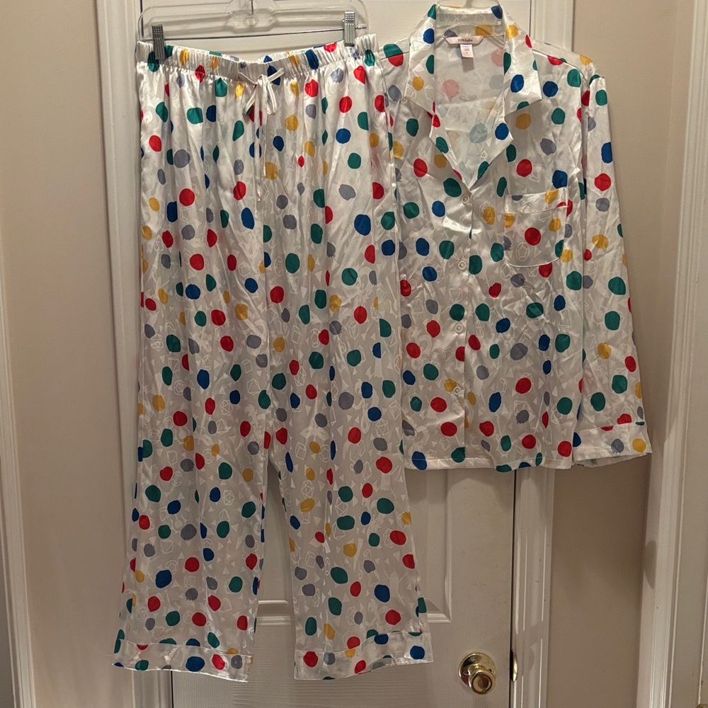 NWOT YiNi LuLu satin pajamas